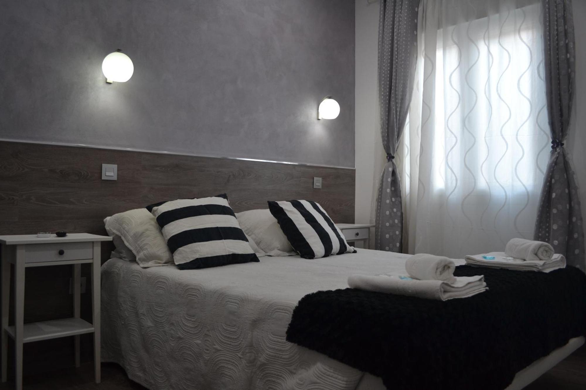 Hostal Meyra Madrid Exterior foto