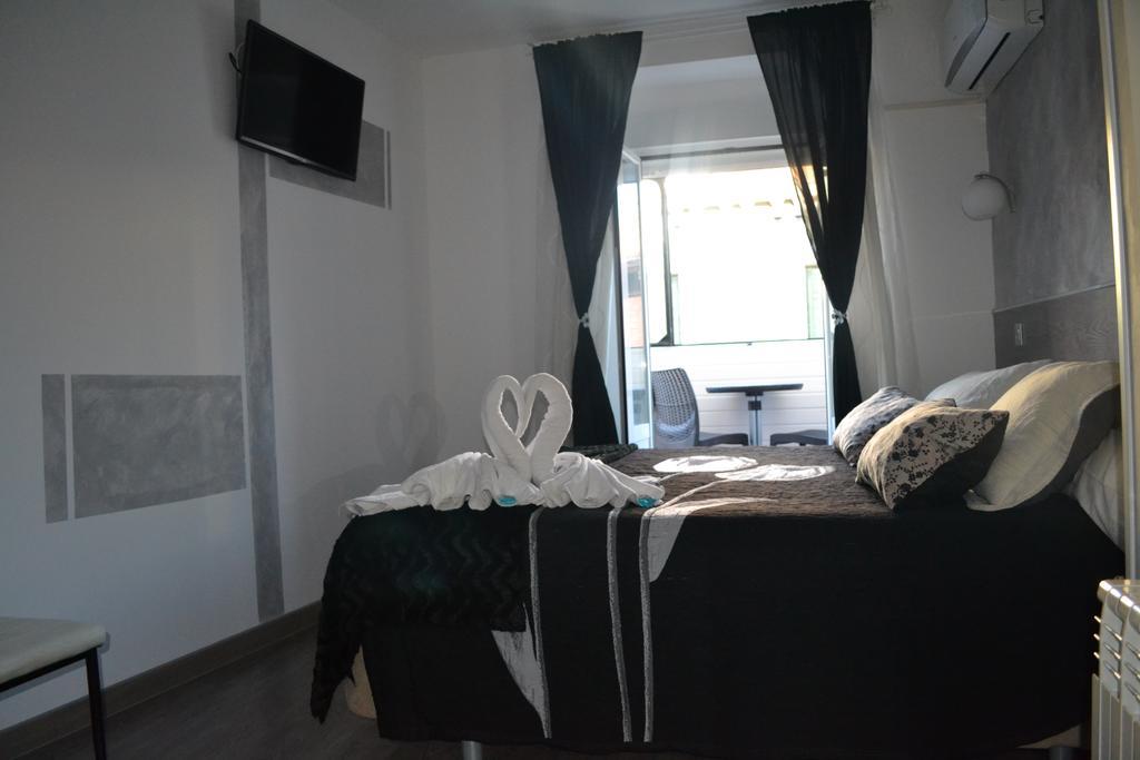 Hostal Meyra Madrid Exterior foto