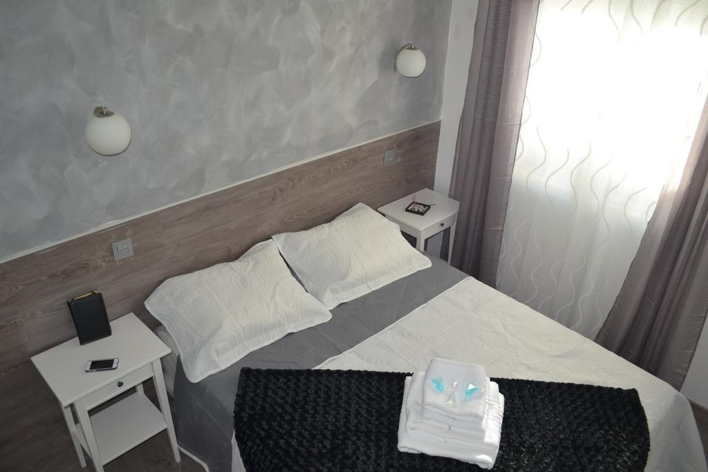Hostal Meyra Madrid Exterior foto