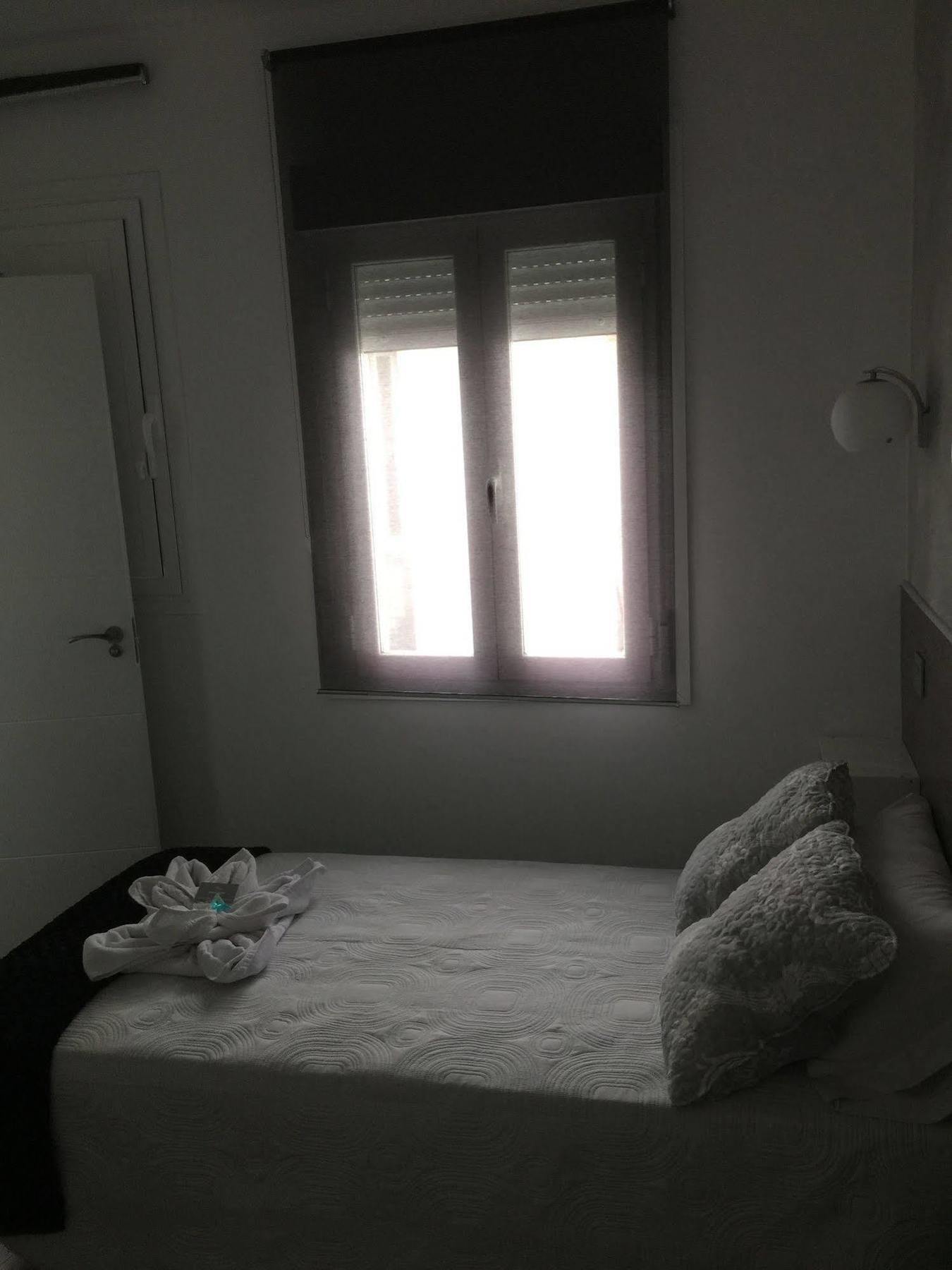 Hostal Meyra Madrid Exterior foto
