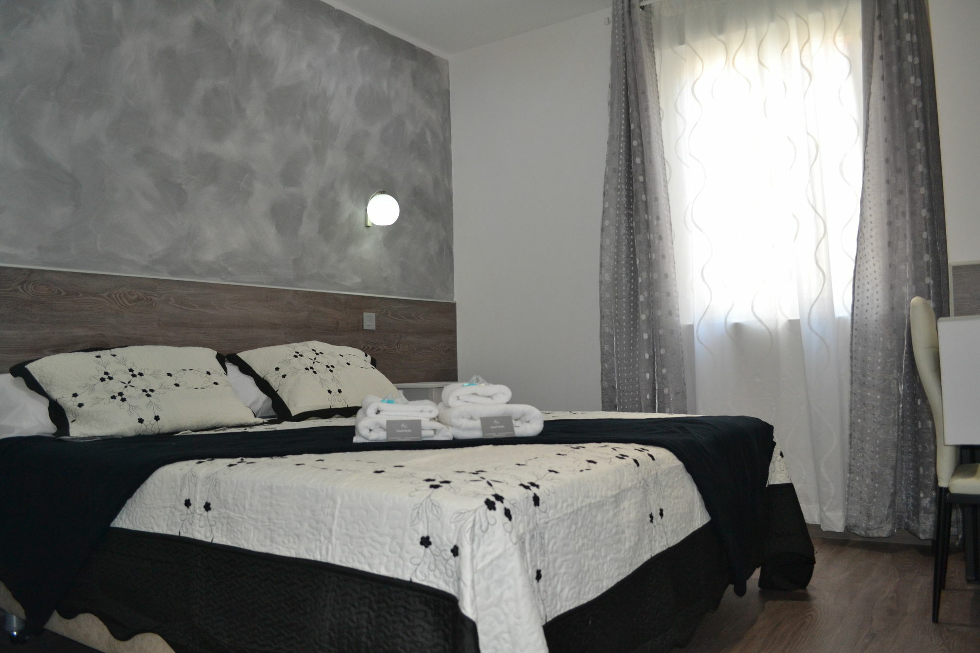 Hostal Meyra Madrid Exterior foto