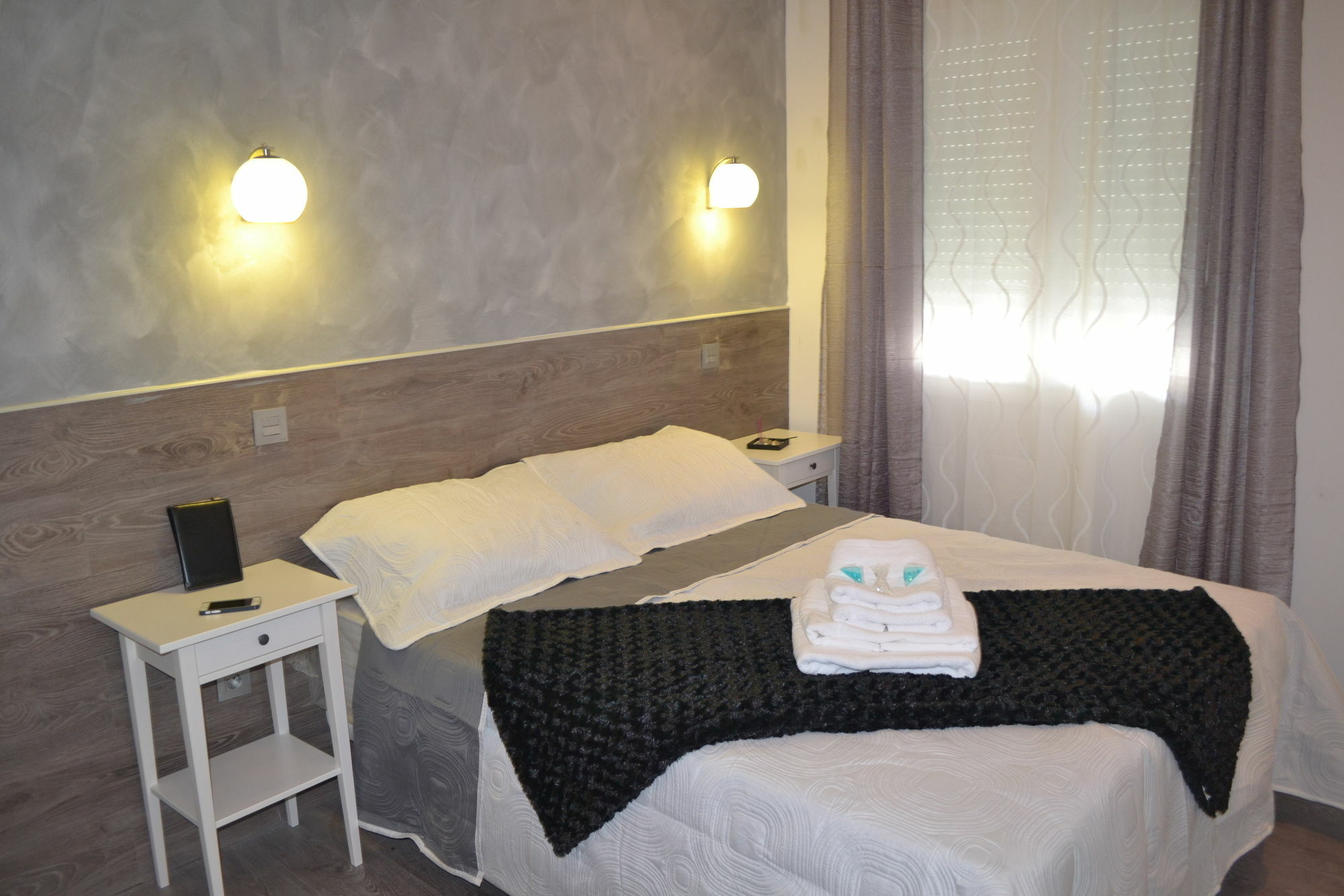 Hostal Meyra Madrid Exterior foto