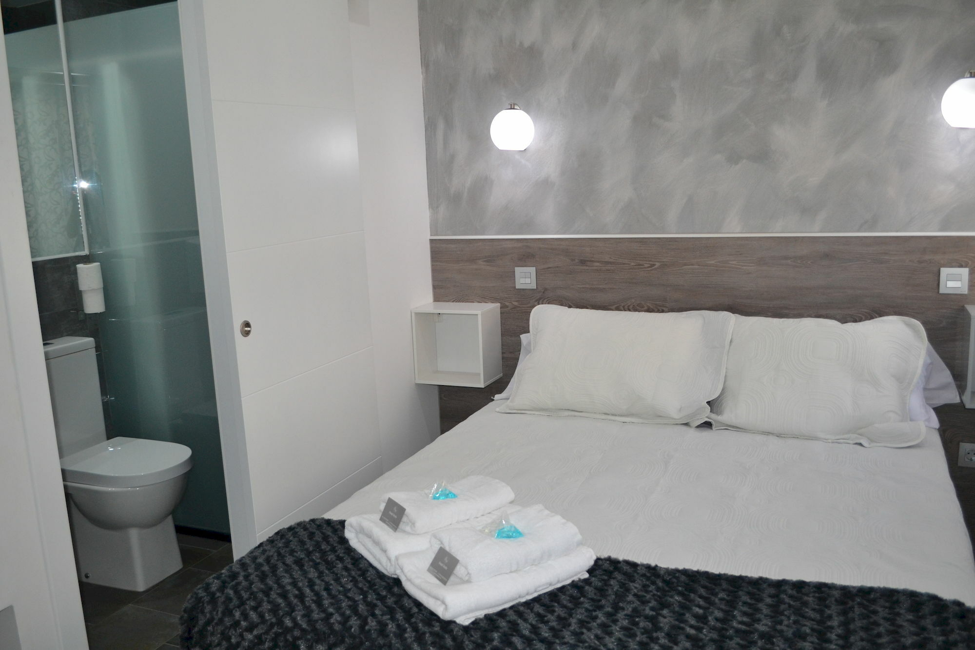 Hostal Meyra Madrid Exterior foto